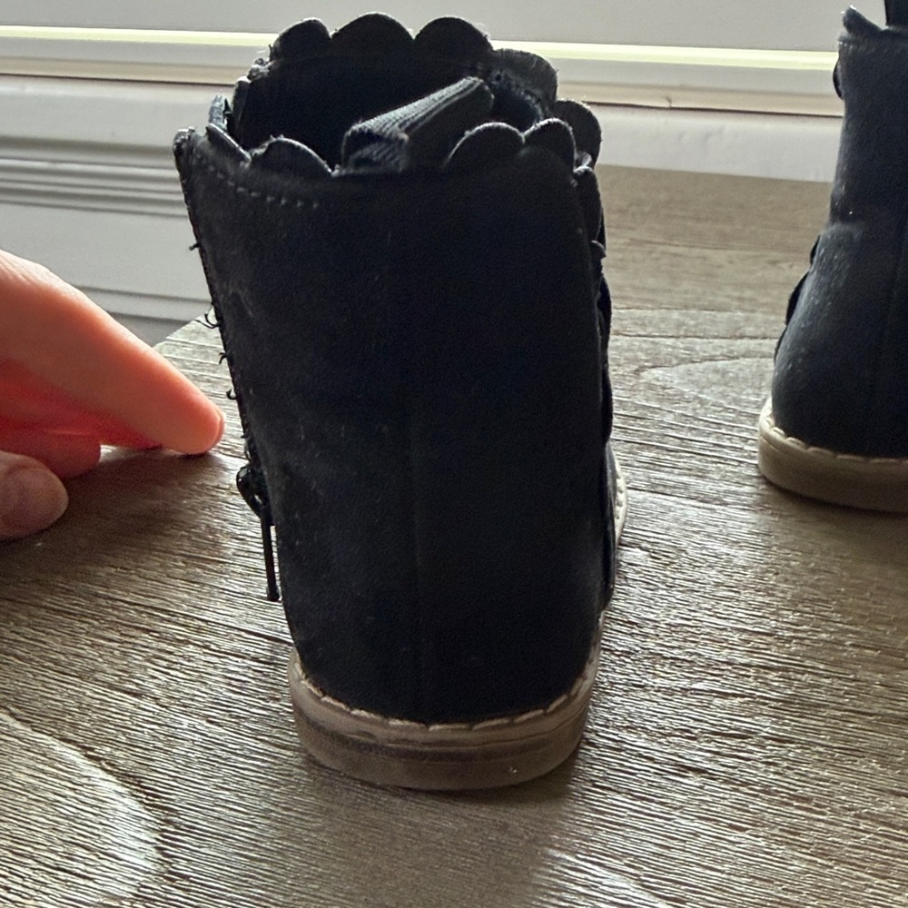 GAP Black Scalloped Ankle Boots for Kids - Picture 10 of 12